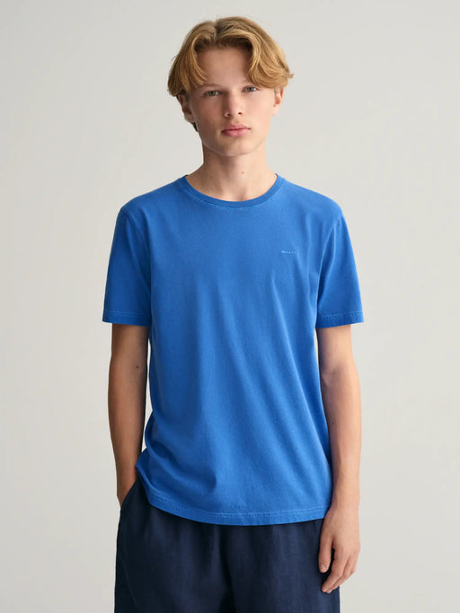 Boy wearing the GANT sunfaded t-shirt.