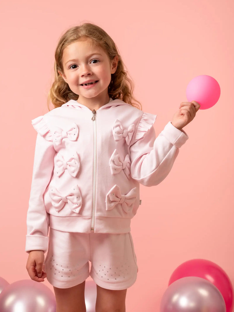 Girl wearing the Caramelo bow shorts set.