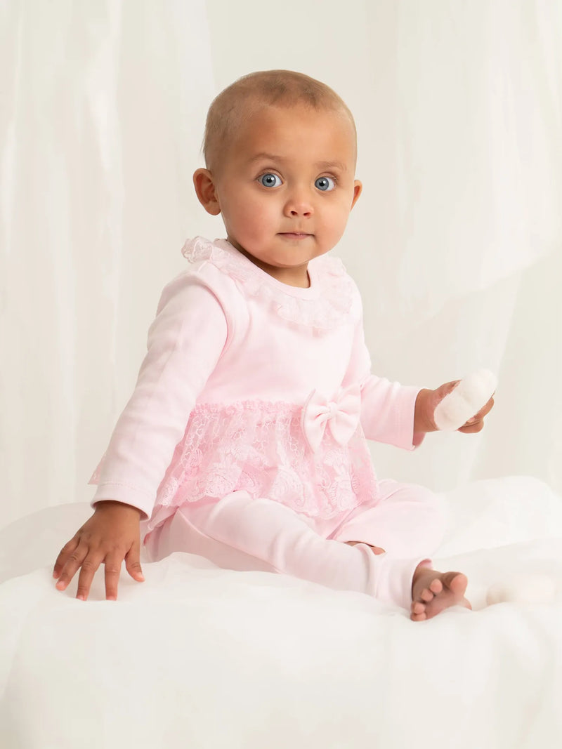 Baby girl wearing the Caramelo lace leggings set.