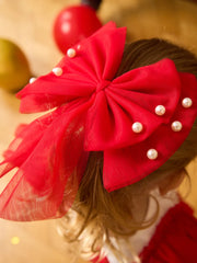 Girl modelling the Caramelo pearl hair bow.