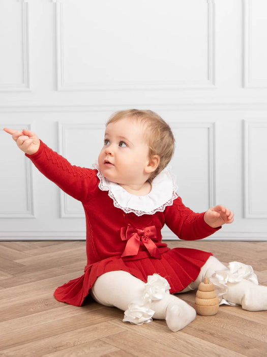 Girl wearing the Caramelo pleated dress.