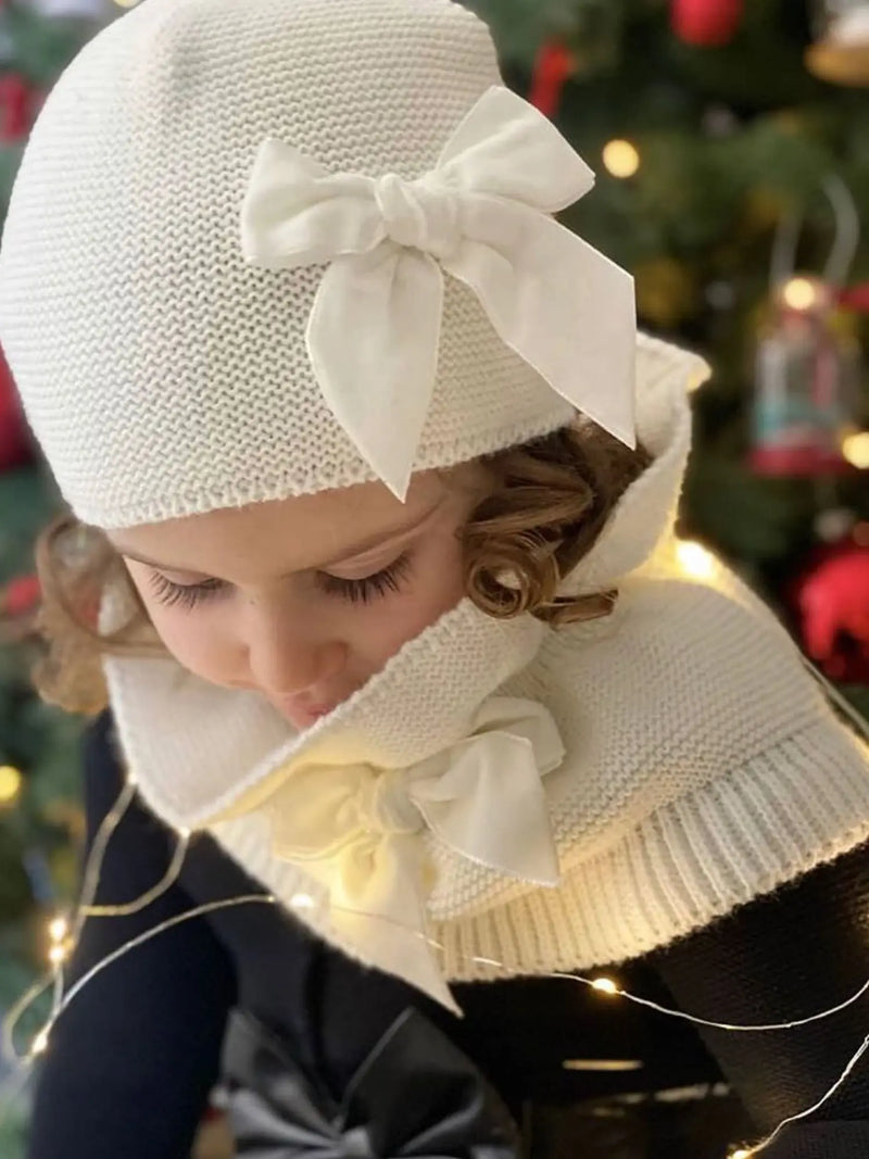 Girl modelling the Condor cream knitted neck warmer.