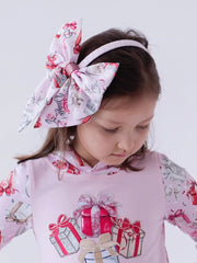 Girl wearing the Daga bow headband.