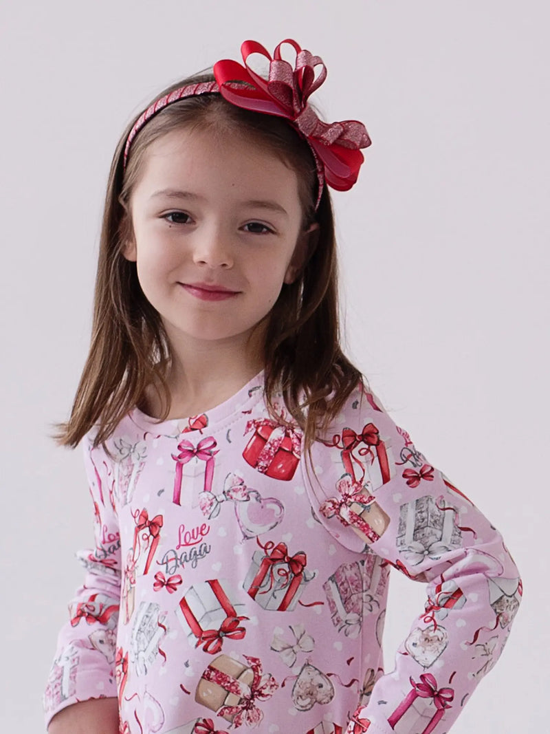 Girl wearing the Daga bow headband.