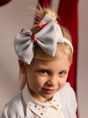 Girl wearing the Daga bow headband.