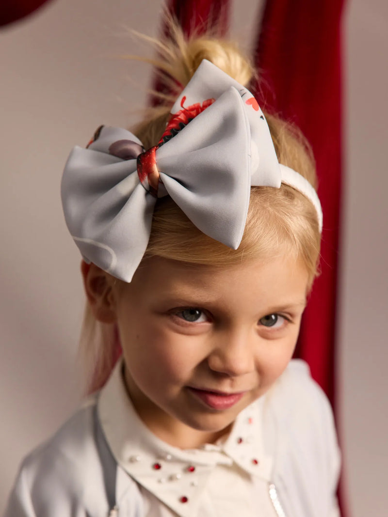 Girl wearing the Daga bow headband.