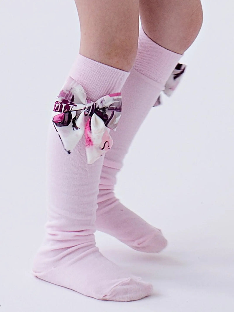 Closer look at the Daga fashion street knee socks.