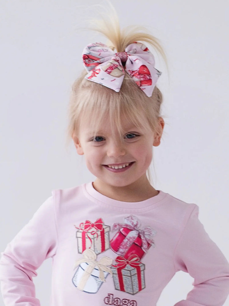 Smiling Girl modelling the Daga hair bow.