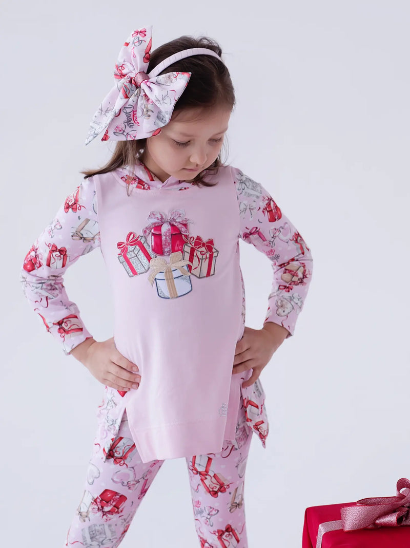 Girl wearing the Daga printed leggings set.