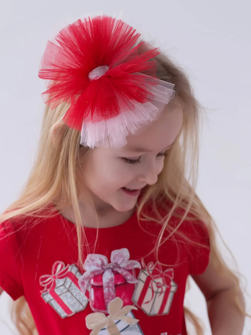 Smiling Girl modelling the Daga tulle hair bow.