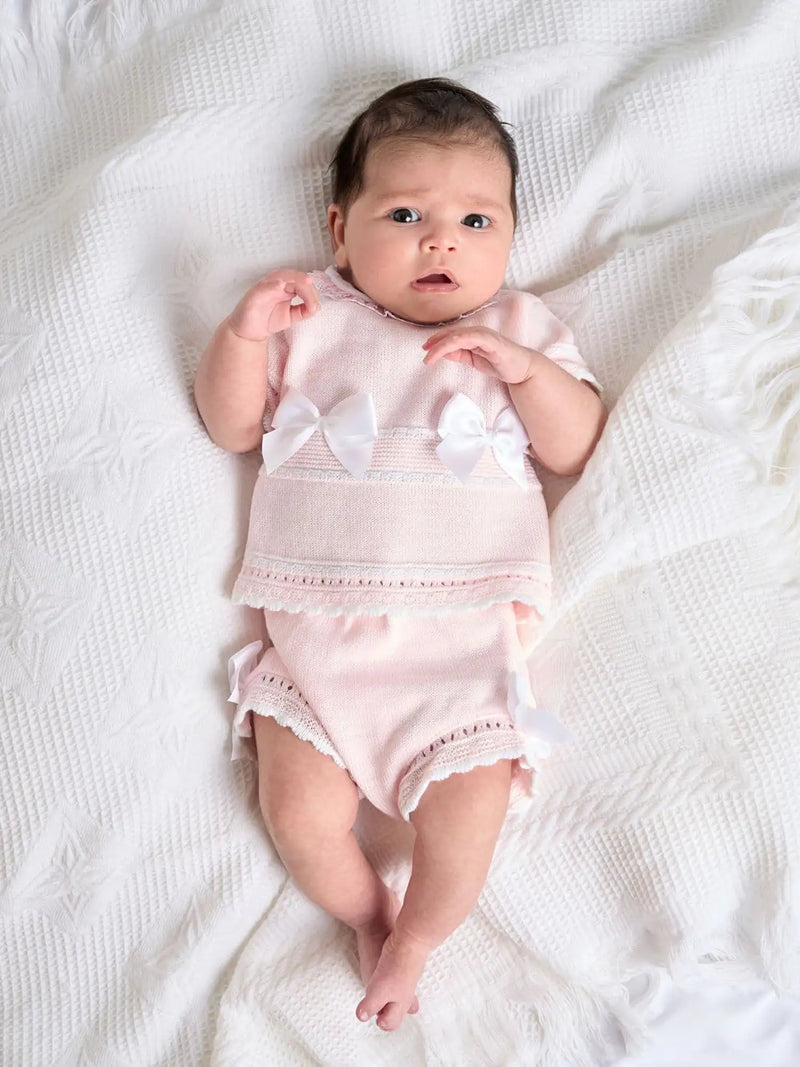 Baby girl wearing the Dandelion bow bloomer set.