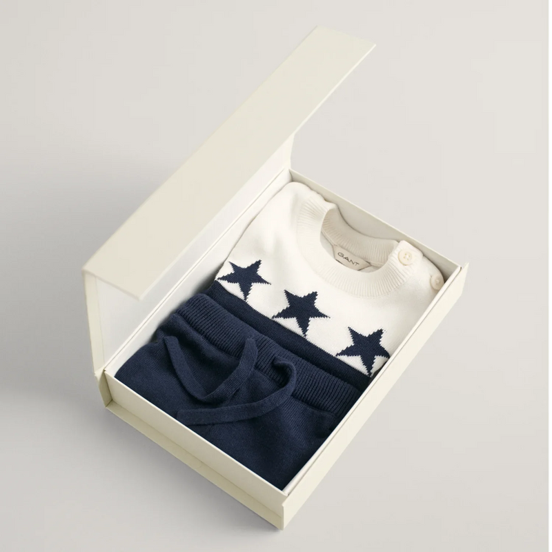 Closer look at the GANT knitted set in gift box.