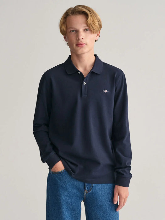 Boy wearing the GANT l/s rugby shirt.