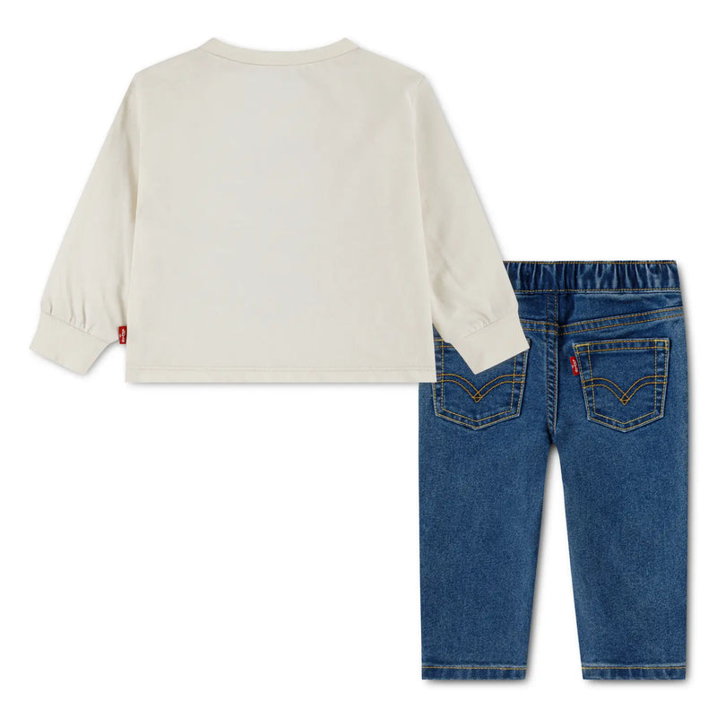 Rear view of the Levi's jeans & t-shirt.