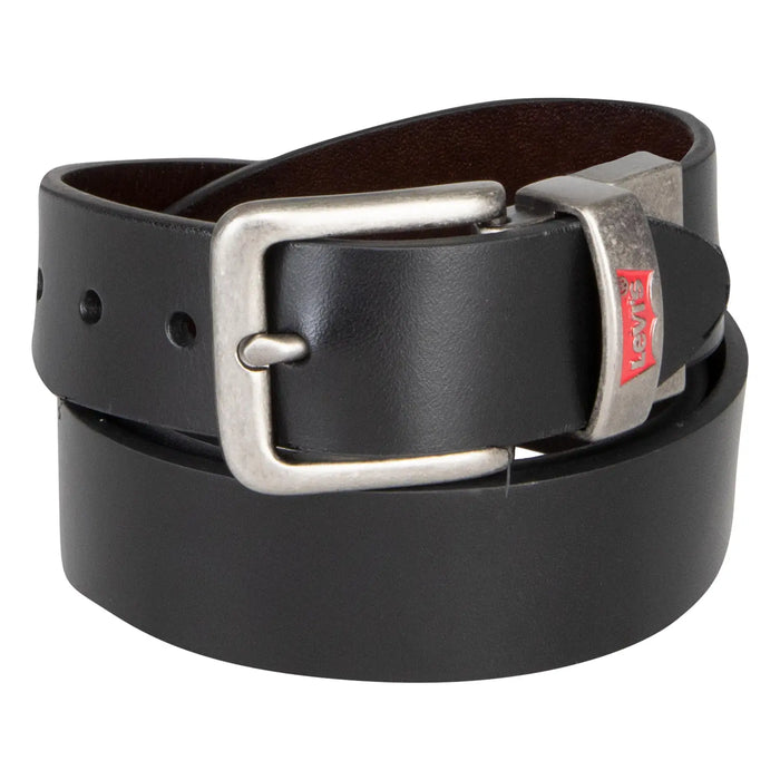 Closer view of the Levi's black leather belt.