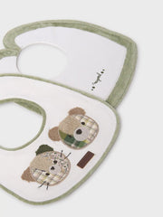 Closer look at the Mayoral bib set.