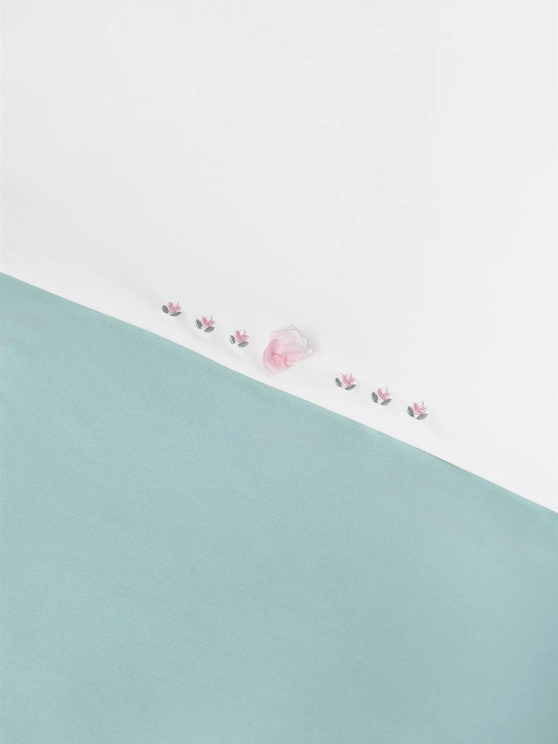 Closer view of the Mayoral blanket.