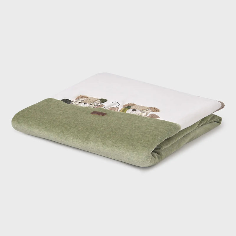 Mayoral blanket with embroidered teddy bears.