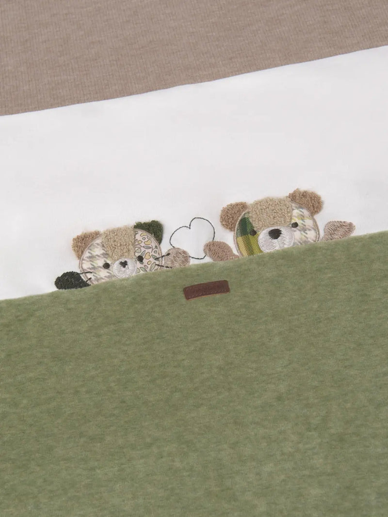 Closer view of the Mayoral blanket.