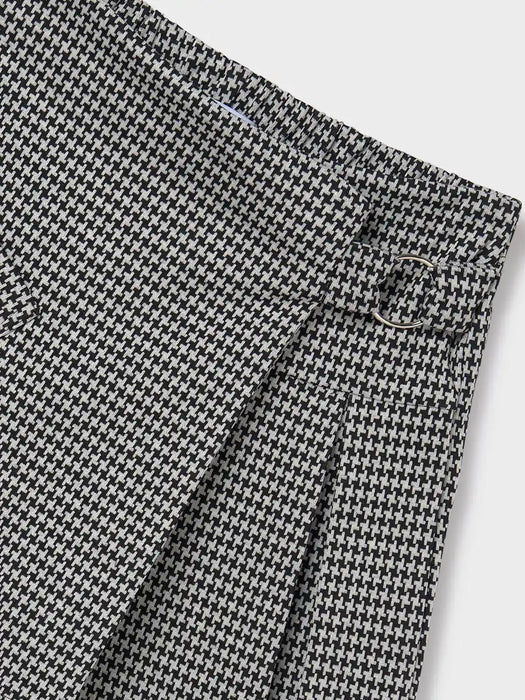 Closer look at the Mayoral houndstooth skorts.