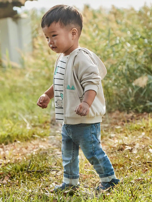 Baby boy modelling the Mayoral jeans.