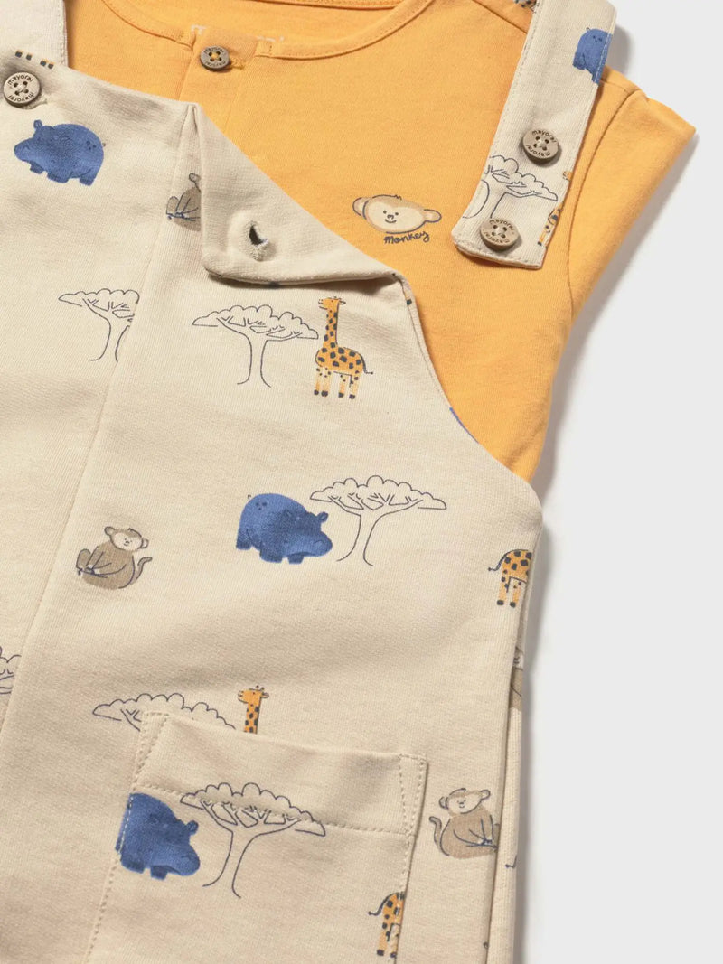 Closer look at the Mayoral dungarees set.