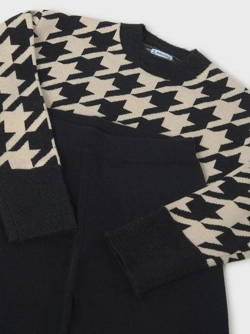 Closer look at the Mayoral houndstooth jumper set.