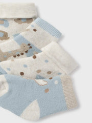 Closer view of the Mayoral socks set.