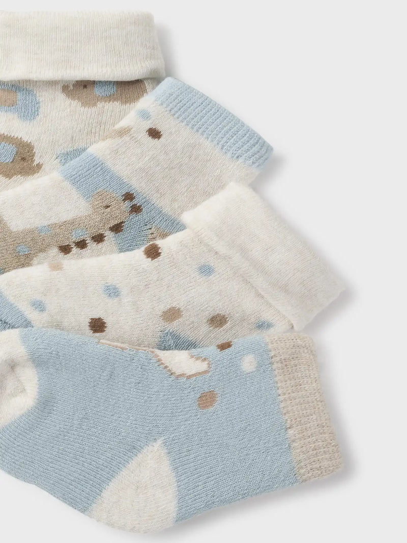 Closer view of the Mayoral socks set.