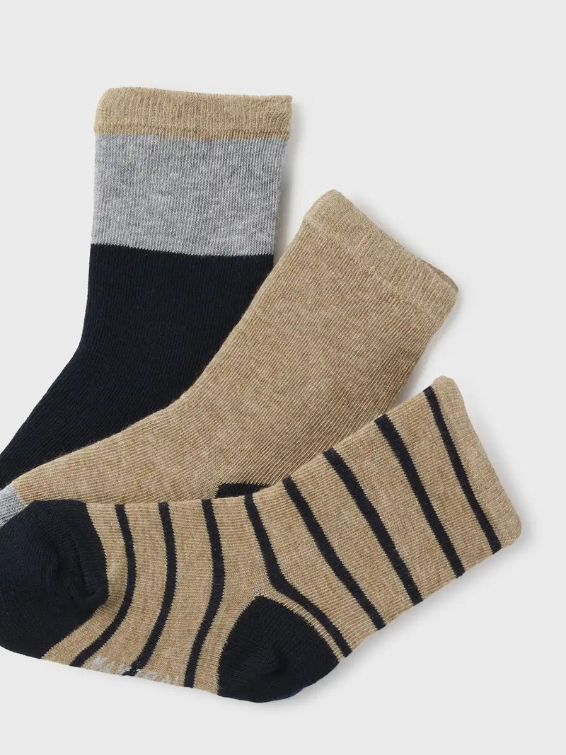 Closer view of the Mayoral socks set.