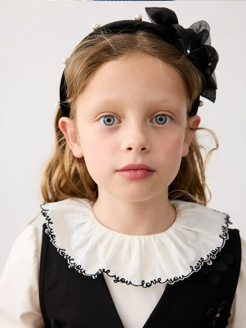 Girl modelling the Mayoral velvet headband.