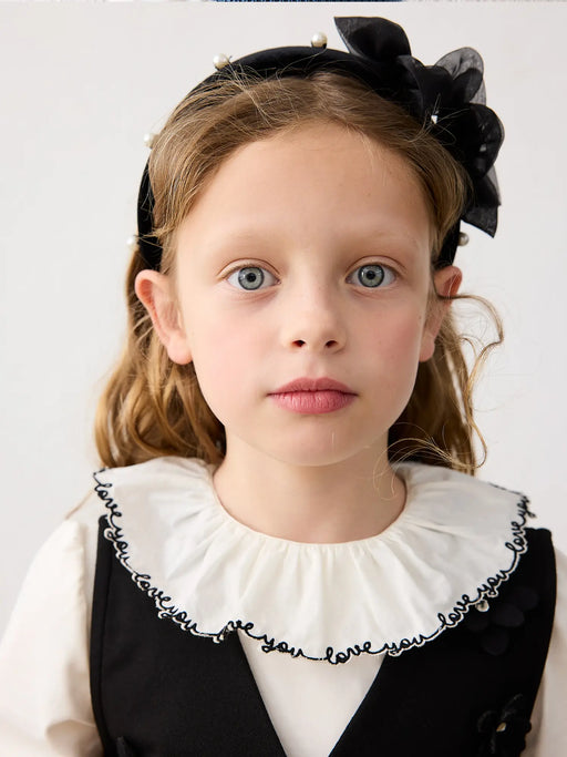 Girl modelling the Mayoral velvet headband.