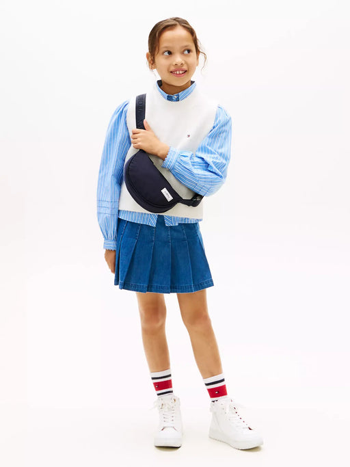 Girl modelling the Tommy Hilfiger crossbody moon bag.