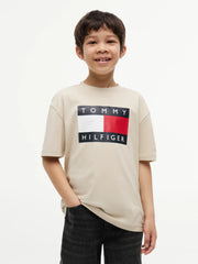 Closer view of the Tommy Hilfiger heritage flag t-shirt.