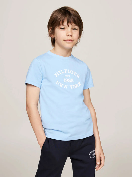 Boy wearing the Tommy Hilfiger monotype t-shirt.