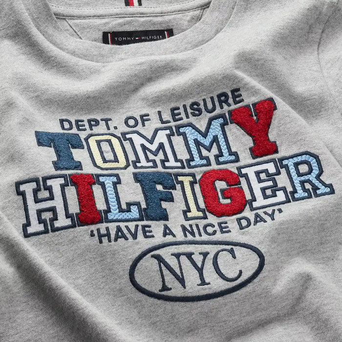 Closer look at the Tommy Hilfiger nyc logo t-shirt.