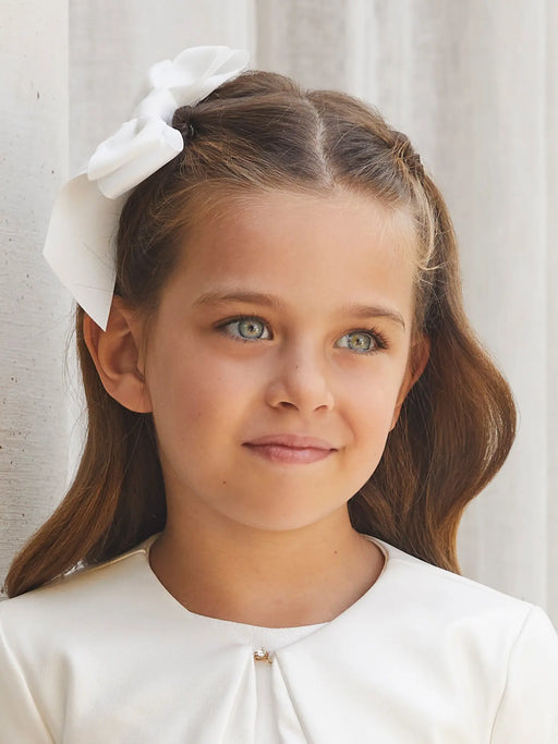 Girl wearing the Abel and Lula bow hair clip.