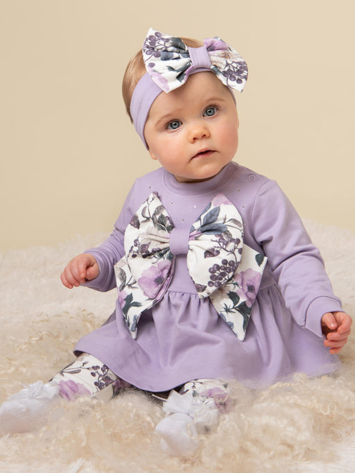 Baby girl wearing the Caramelo floral bow leggings set.
