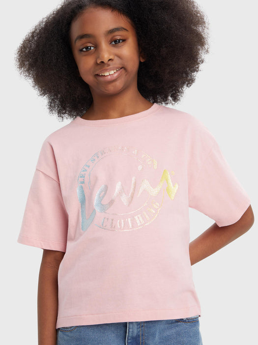 Girl modelling the Levi's script logo t-shirt.