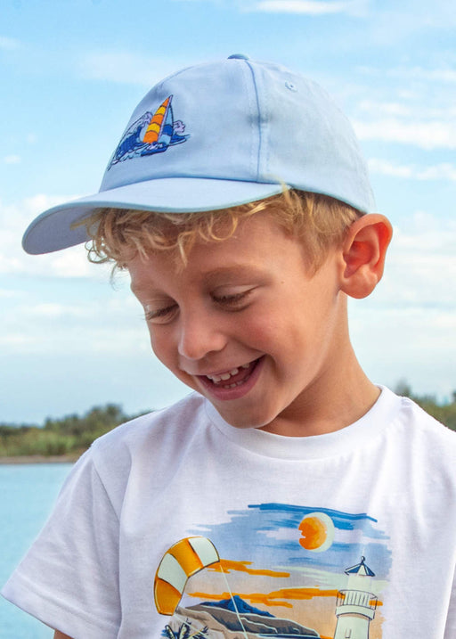 Smiling boy modelling the Mayoral sailboat cap.
