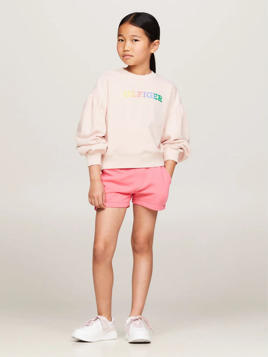 Girl wearing the Tommy Hilfiger monotype sweatshirt.
